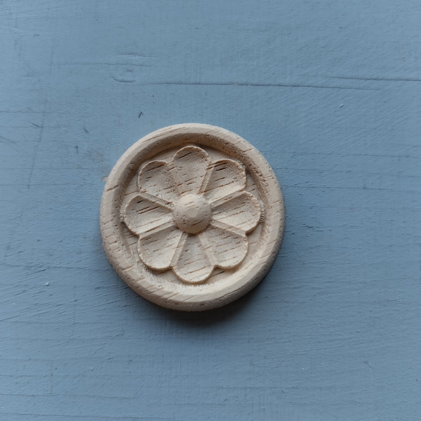 Puinen koristenappi. 