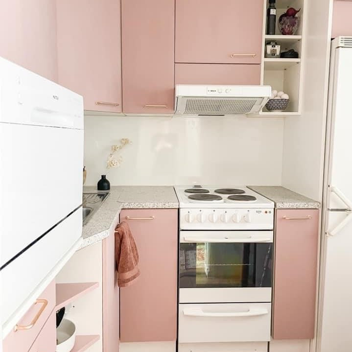 Vaaleanpunaiseksi maalattu keittiö Frenchic sarjan maaleilla. 