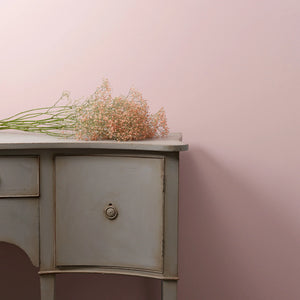 Vaaleanpunainen seinämaalisävy Rosy Dusk Frenchic maalikokoelmasta. 