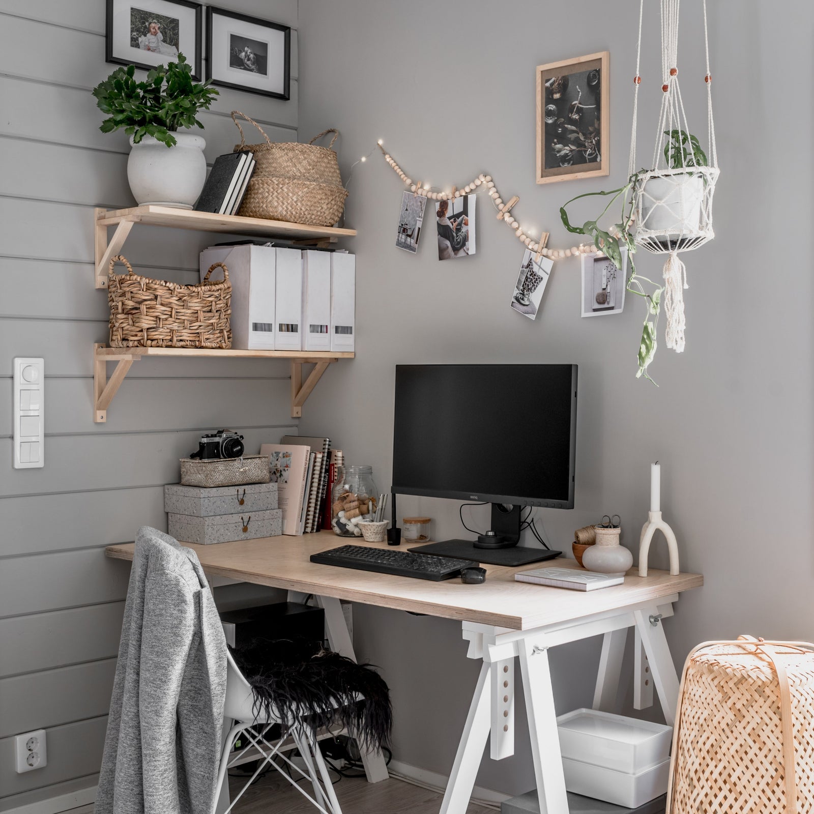 PELLAVAN SÄVYINEN FRENCHIC SEINÄMAALI, MAALATTU TYÖHUONE. 