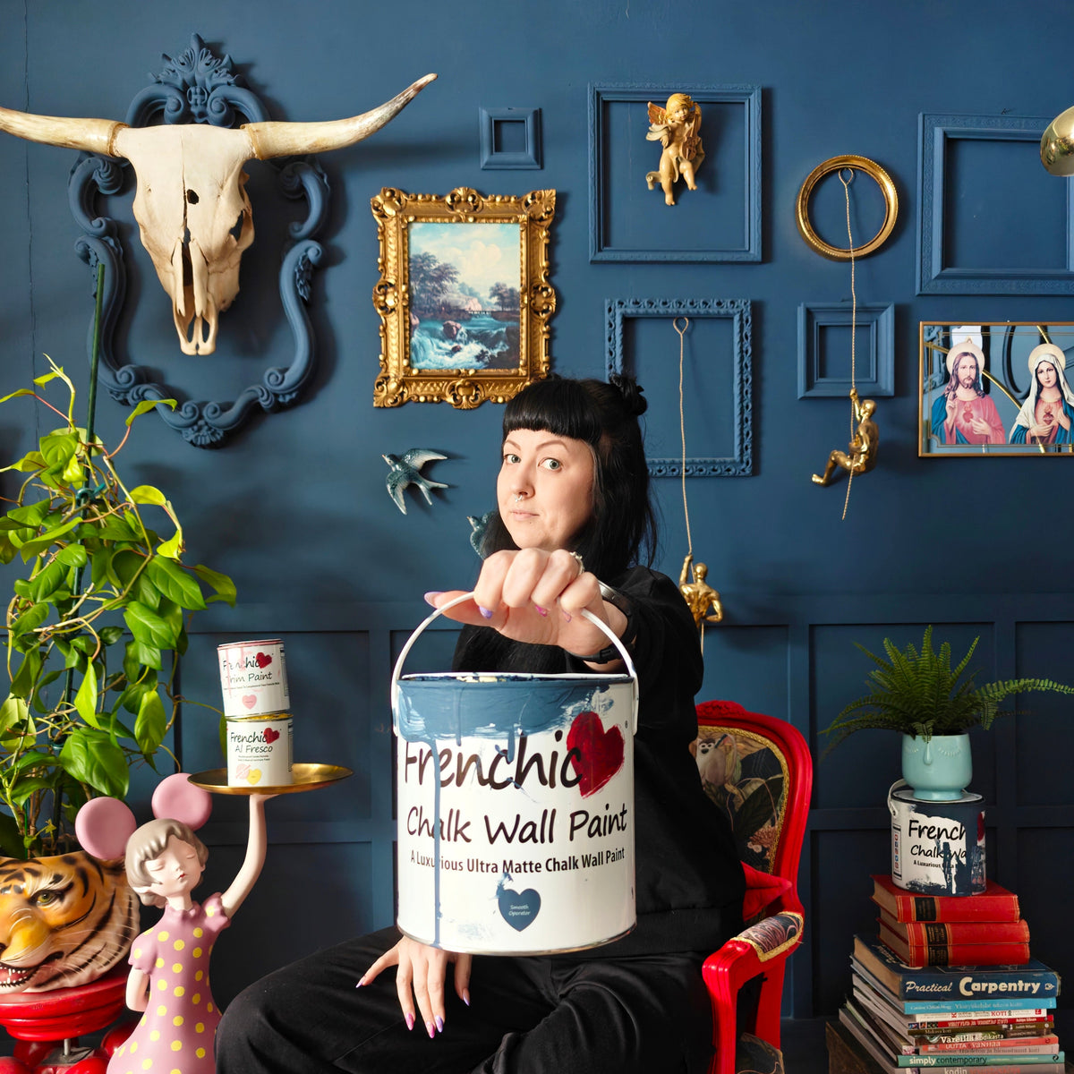 Tumma, mustikansininen matta seinämaali Frenchic sarjasta. 