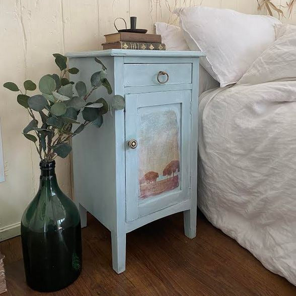 Sininen_maalattu_kaluste_yopoyta_pikkukaappi_Duckling_Frenchic_Paint_maalisarja