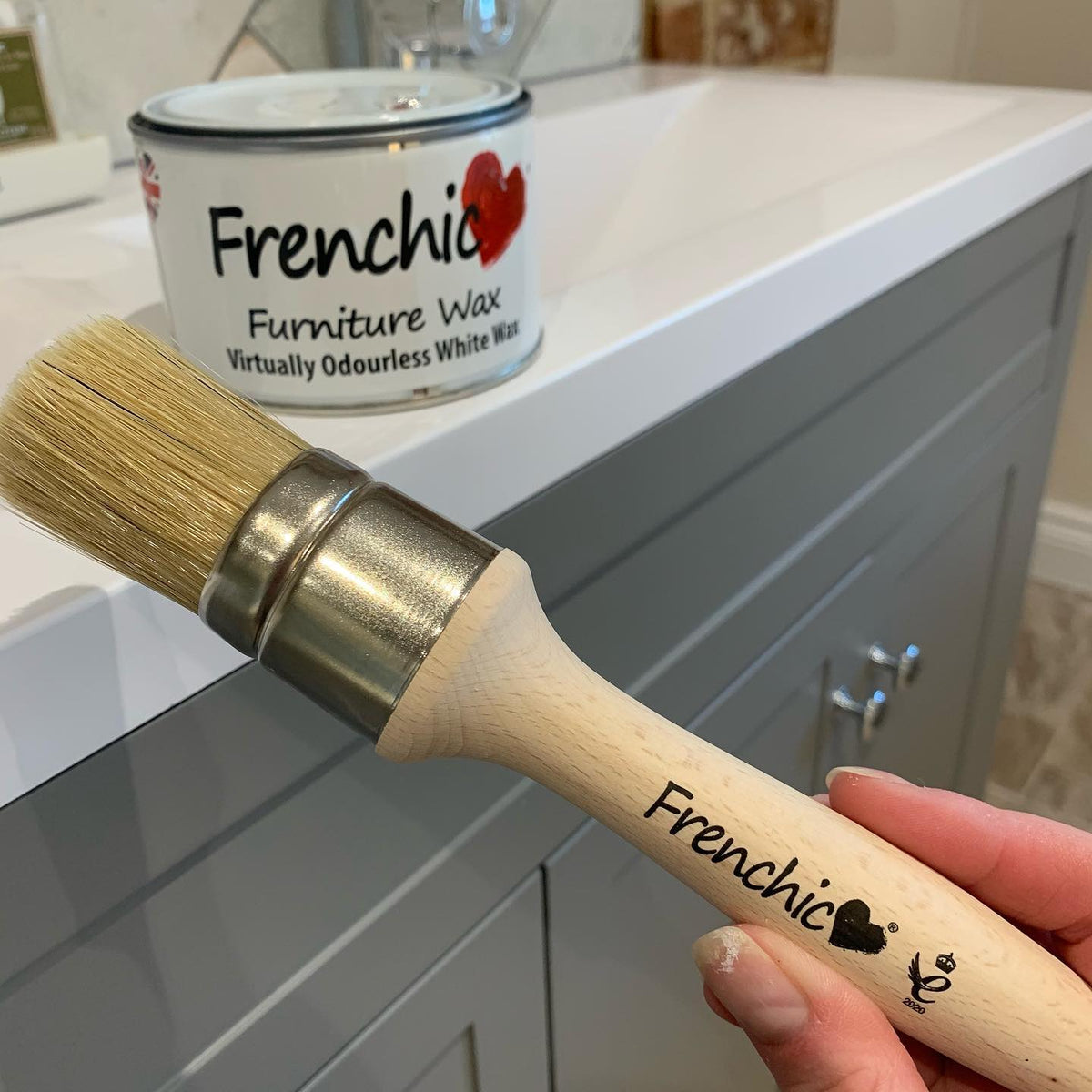 Vahasivellintä on helppo käyttää ja sillä saat nopeasti käsiteltyä myös uurteiset ja muut monimuotoiset pinnat, esim. koristeelliset puuleikkaukset, rimat, listat ja paneelit.