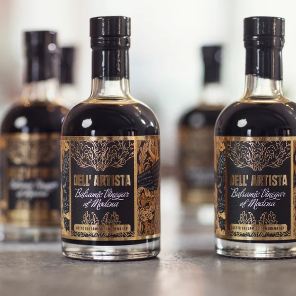 Dell’ Artistas Aceto Balsamico di Modena on IGP-merkitty balsamiviinietikka, joka on valmistettu hienoimmista punaisista rypäleistä Modenan ulkopuolella Pohjois-Italiassa. Balsamiviinietikka valmistetaan satojen vuosien perinteisten menetelmien mukaisesti ja sitä kypsytetään useita vuosia tammitynnyreissä.