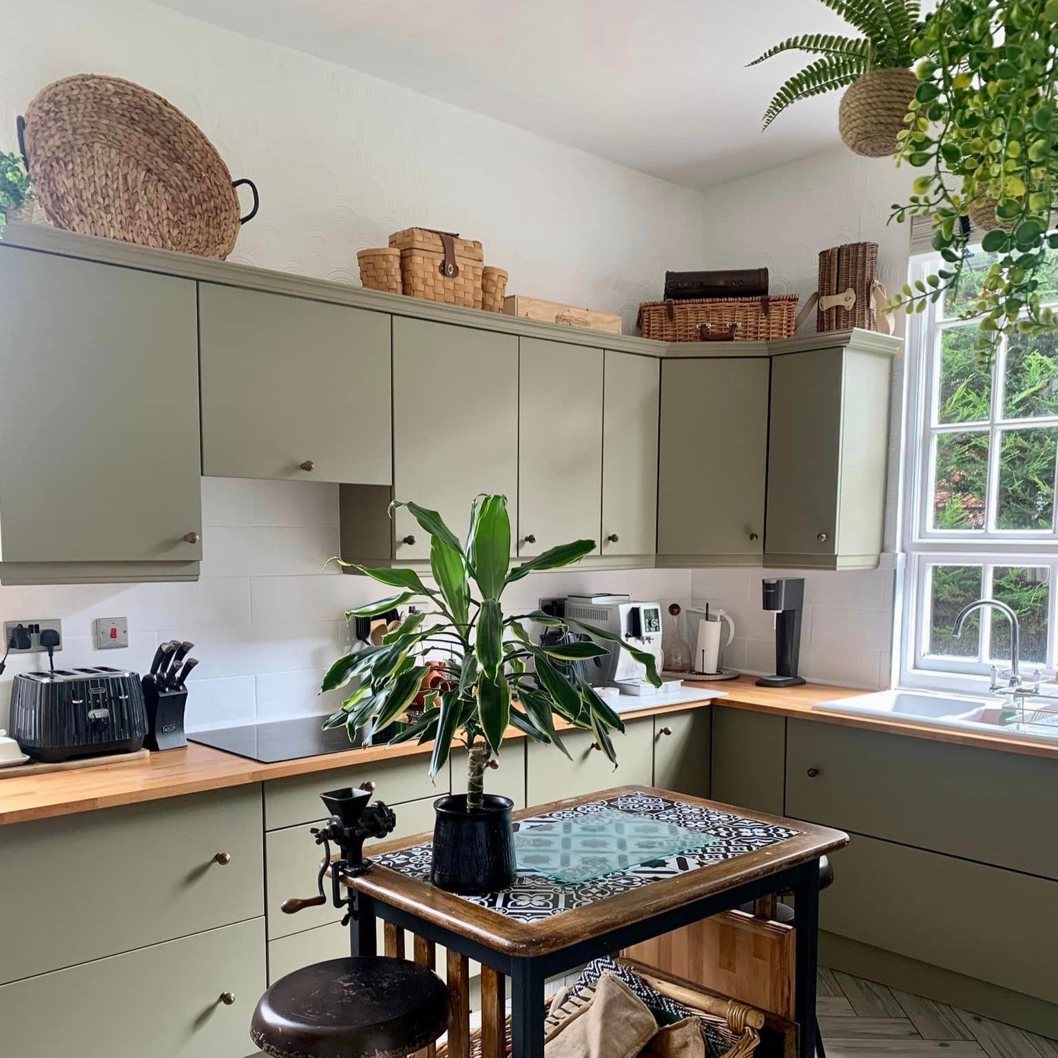 Keittiökaapit voidaan maalata kestävällä Frenchic sarjan maalilla. Kuvan sävy on vihreä Olivia, Al Fresco sarjasta. 