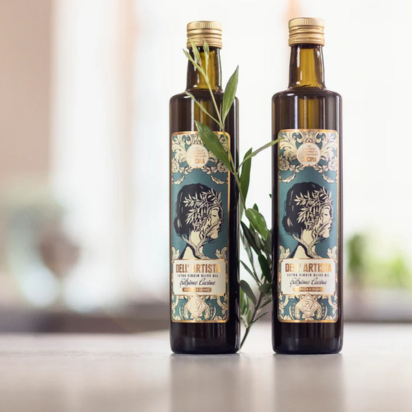 Dell’ Artista Cucina oliiviöljy on valmistettu Välimeren alueen kauden parhaista oliiveista. Öljyssä on hieno tasapaino makeuden ja yrttisen raikkauden välillä, ja se jättää suuhun miellyttävän, pitkäkestoisen hedelmäisen jälkimaun. Öljy tuoksuu ihastuttavasti yrtteiltä, manteleilta ja Välimeren merituulelta.