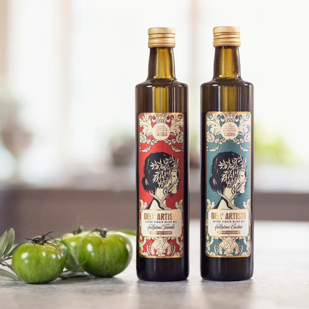 Dell’ Artista Cucina oliiviöljy on valmistettu Välimeren alueen kauden parhaista oliiveista. Öljyssä on hieno tasapaino makeuden ja yrttisen raikkauden välillä, ja se jättää suuhun miellyttävän, pitkäkestoisen hedelmäisen jälkimaun. Öljy tuoksuu ihastuttavasti yrtteiltä, manteleilta ja Välimeren merituulelta.