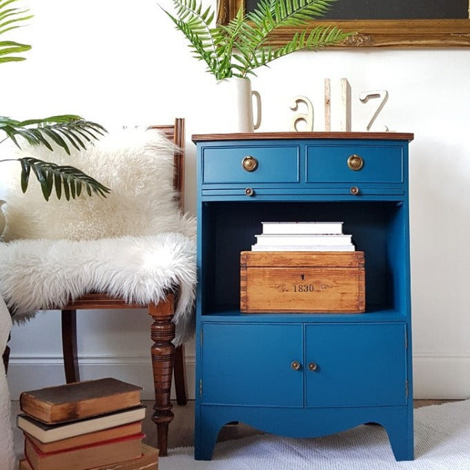 Vanha kaappi maalattu petroolin sävyisellä maalilla Frenchic sarjasta. Sävyn nimi on Steel Teal. 