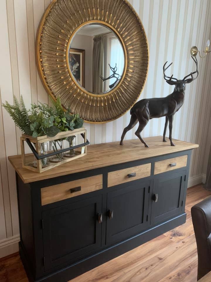 Ruskea Frenchic kalustevaha on luonnonmukainen, mehiläisvahapohjainen puuvaha, joka on tarkoitettu huonekalujen viimeistelyyn, patinointiin ja puupintojen hoitoon. 