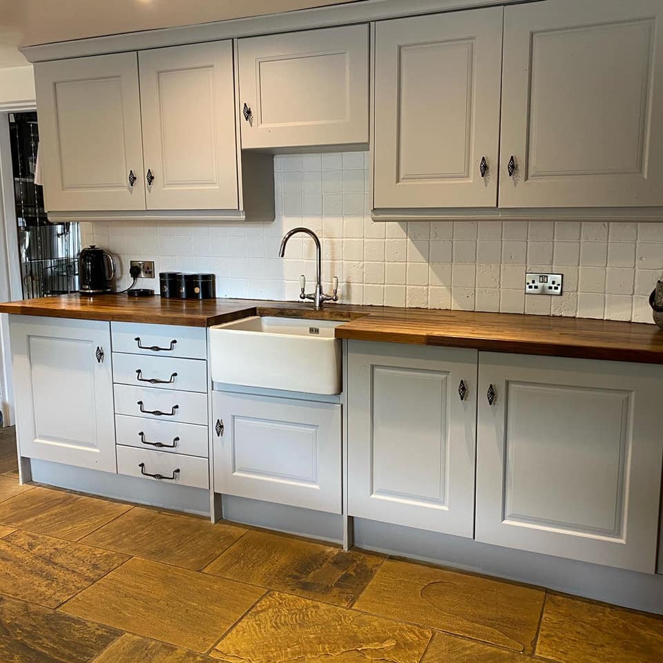 Tämä vaalea ja tyylikäs Swankypants on 'kustavilaisharmaa',  sisustusmaalisävy, joka ei pyytele anteeksi hopeista hohtoaan – siitä tulee varmasti uusi luottosävysi!