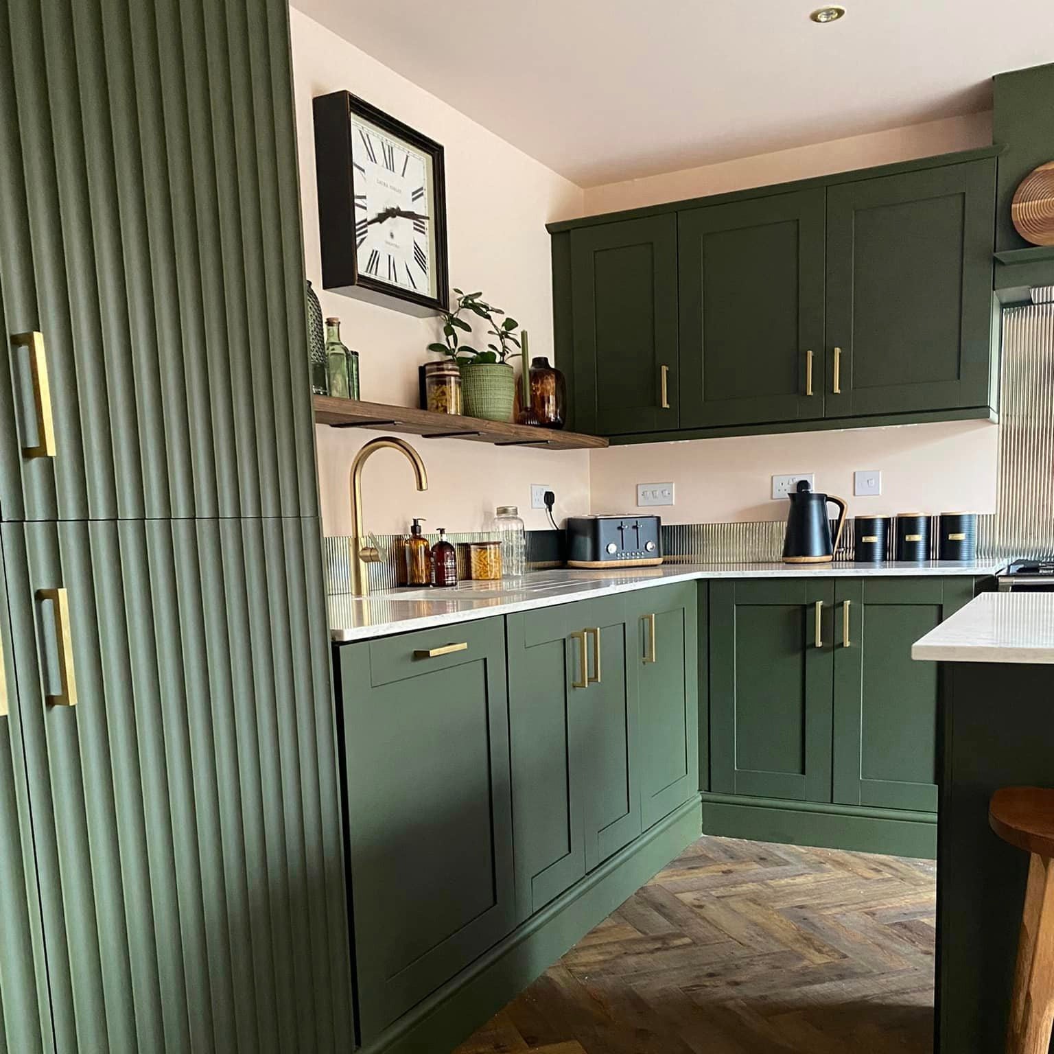 Sweetcheeks tuo ihanan pehmeän aamuruskon valon seinillesi! Kuvittele ne kaikki kauniit vaaleanpunaiset talot Venetsian kanaalin rannalla tai se herkkä ruusunsävy, jossa voi nähdä häivähdyksen vaaleaa lohenpunaista. 