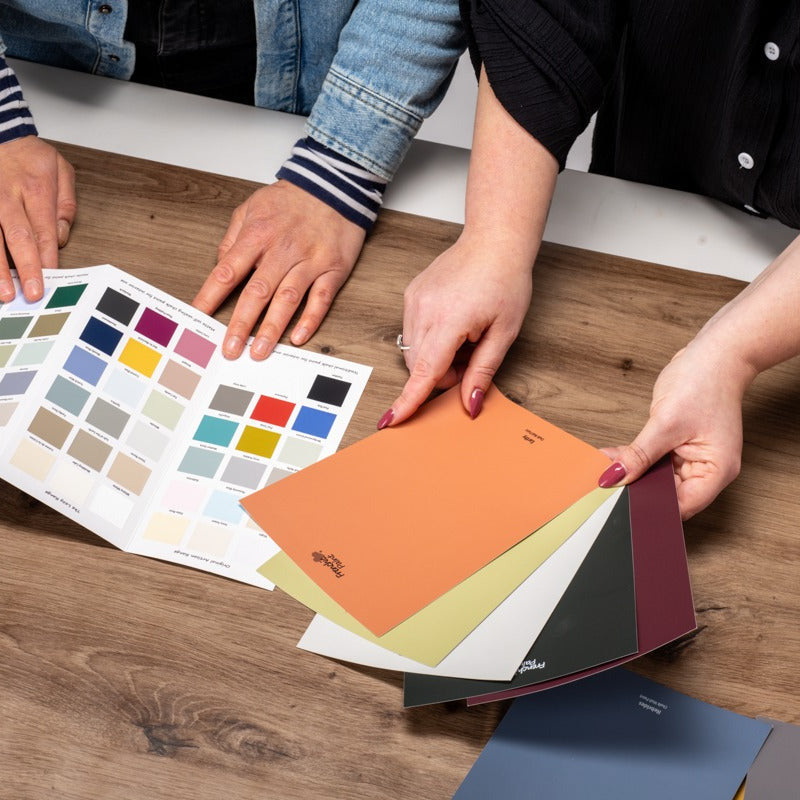 Värikartat ja sävymallit meiltä! Tee sisustusmaalin valinnasta helppoa – kokeile Peel & Stick -sävymallejamme!
Valmistettu 100% aidosta Frenchic maalista.

Säästä sävymallit ja voit kätevästi valita niiden kanssa yhteensopivat tapetit, kankaat, laatat ja lattiamateriaalin. Säilytä värimallit esimerkiksi Värioppaan välissä.
Frenchic maalit ovat erinomainen valinta koteihin, liiketiloihin ja erilaisiin yritystiloihin, kuten galleriat, kahvilat, ravintolat, life style-myymälät.