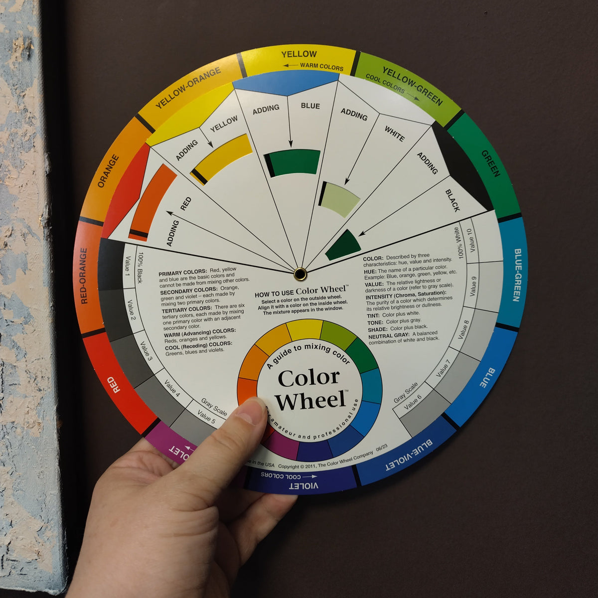 Väriympyrä on yksinkertainen laite, joka näyttää, miten värit käyttäytyvät, kun lisäät mustaa, valkoista tai jotain aivan toista sävyä. Kääntelemällä kiekon osia, näet erilaisten sävyjen yhdistelmät. 