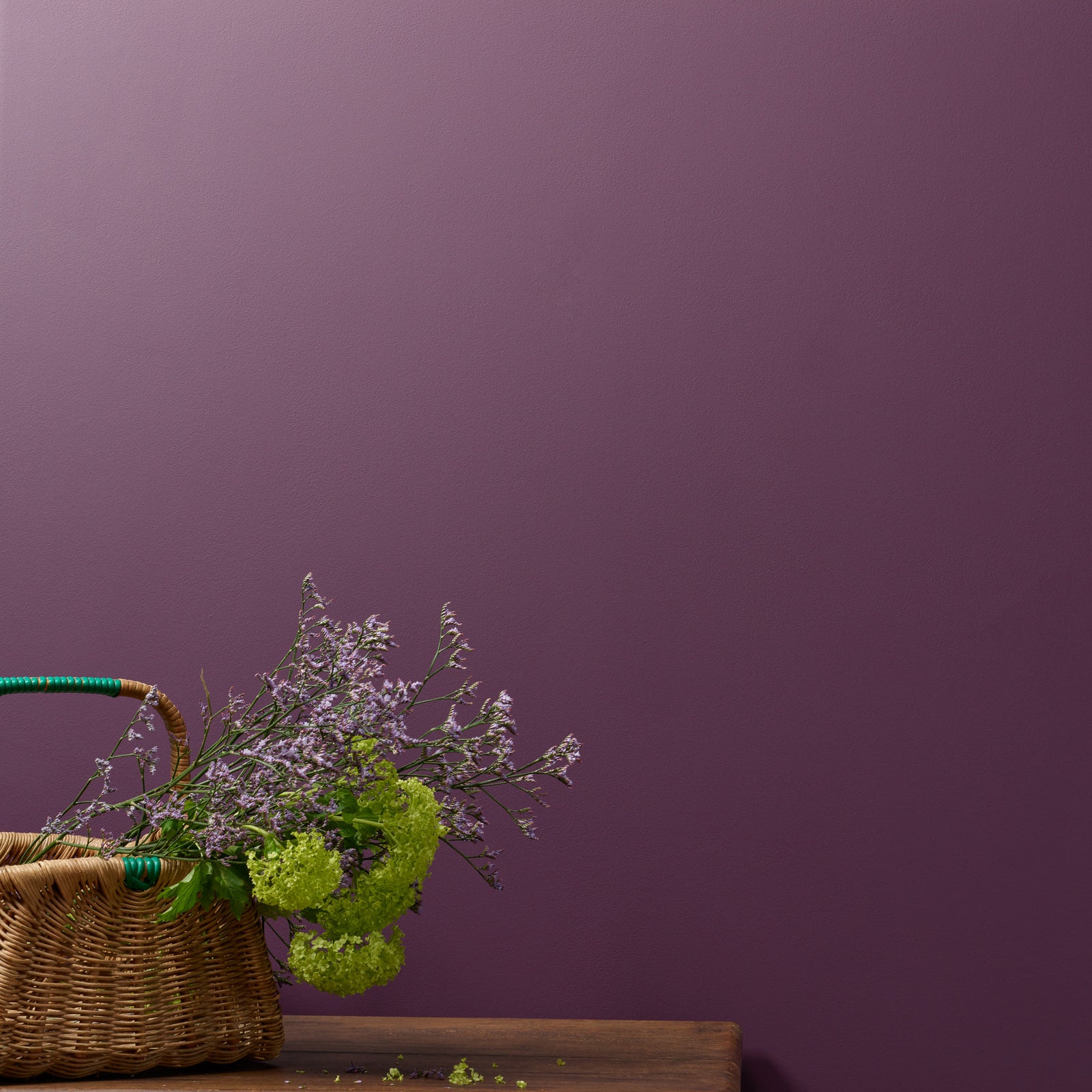 Viininpunainen, purppura maali seniin ja listoille Boujeee Frenchic. 