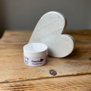 Pearly Queen on kaunis, hohtavan valkoinen, valmis metallipatinamaali Frenshimmer sarjasta. 