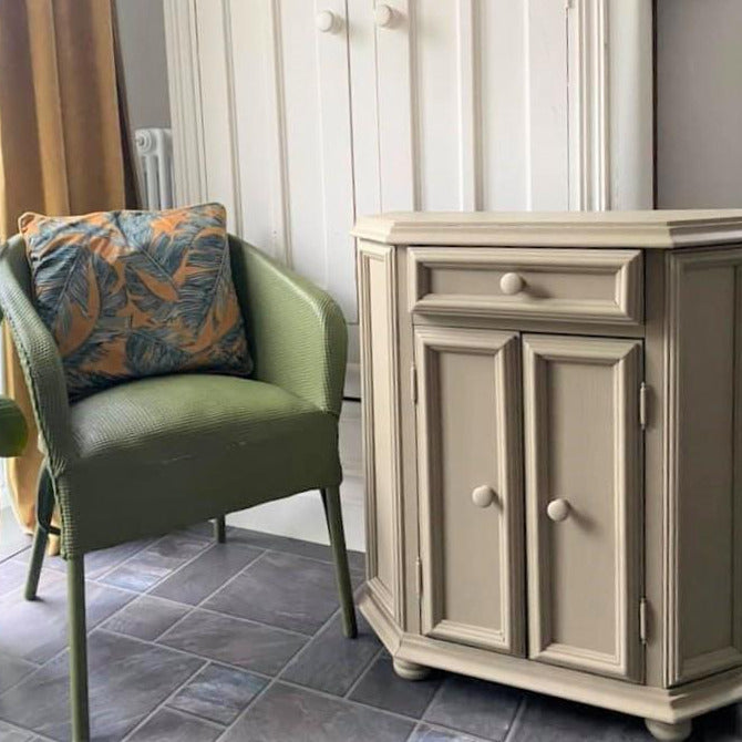 Vahallinen Beige kalkkimaali Lazy Range, Funky Dora sävy Frenchic Paint sarjasta. 