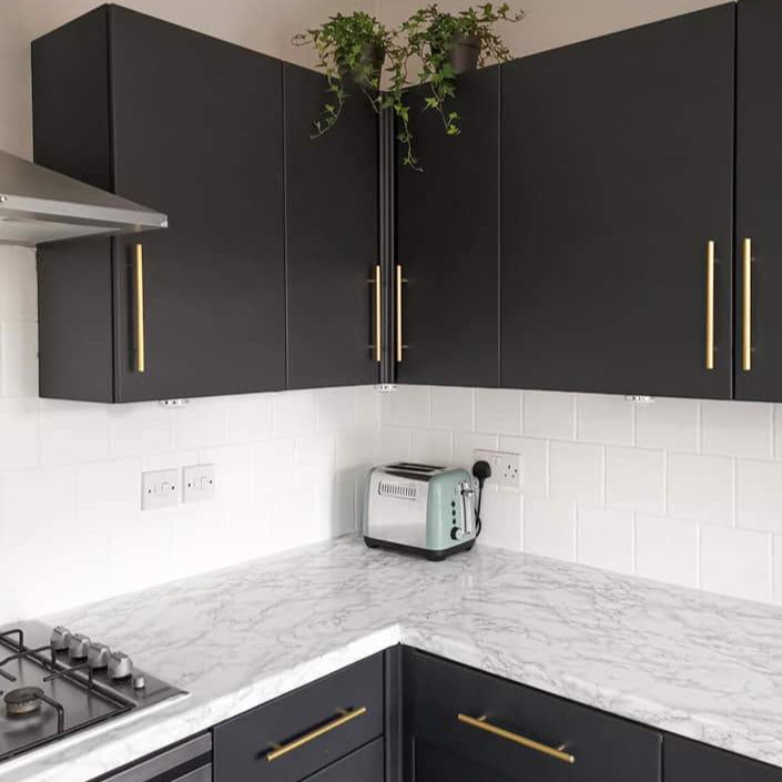 Paras mattamusta maali Blackjack keittiön kaappien maalaukseen. 