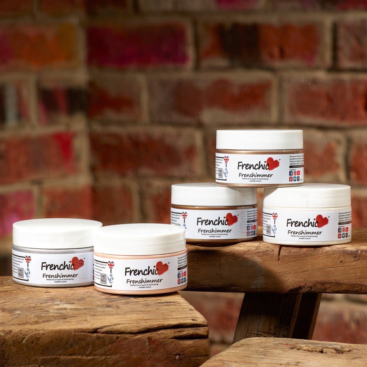 Patinamaalisarja Frenshimmer on Sileä ja tiheäpigmenttinen kiiltävä metalliväri, joka on suunniteltu lisäämään hohtoa ja patinaa projekteihisi! Hauska ja helppokäyttöinen upeiden tehosteiden luomiseen – korostaa yksityiskohtia, reunuksia, kahvoja, listoja ja paljon muuta.