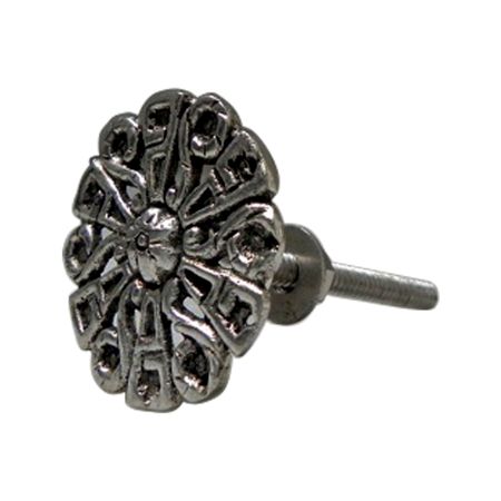En metallisk, rund blomknopp - kookeroi