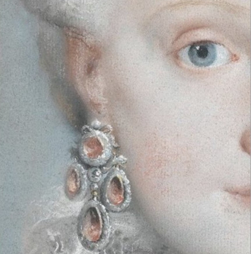 Queen gray earring - single sheets