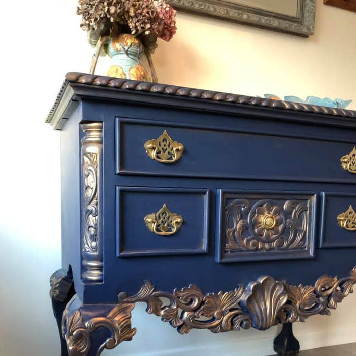 Hornblower siniseksi maalattu lipasto pronssin kanssa.