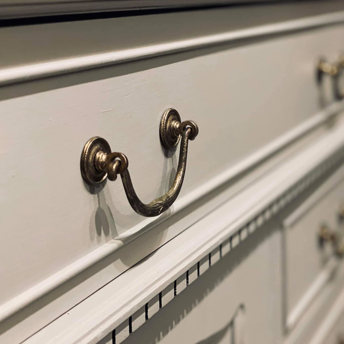 Beige kalustemaali Lazy Range Frenchic Paint Salt of the Earth maalattu kaappi.