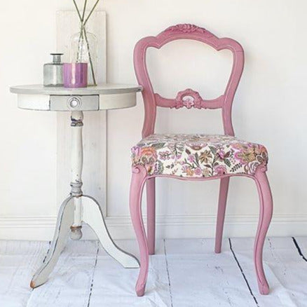 Pinkki-vaaleanpunainen_kalkkimaali_vahallinen_Love-Letter_Frenchic_Paint-maalattu-tuoli.