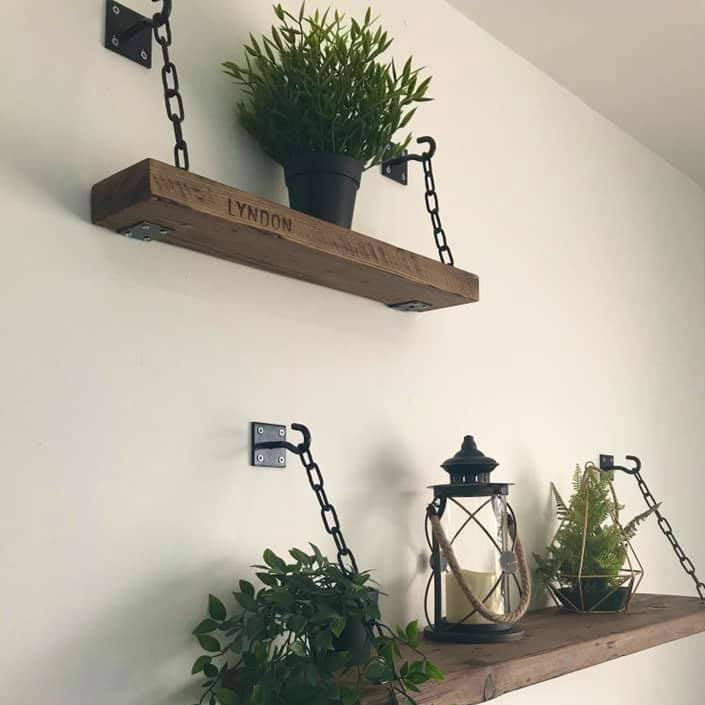 Ruskea kalustevaha puupinnoille luomaan patinaa. 