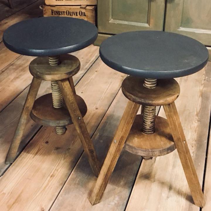 Ruskea vaha soveltuu puuhuonekaluille.