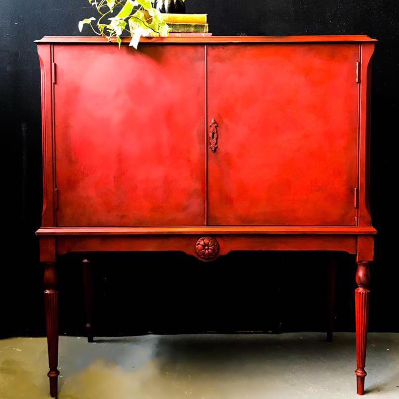 Ruskea Frenchic kalustevaha on luonnonmukainen, mehiläisvahapohjainen puuvaha, joka on tarkoitettu huonekalujen viimeistelyyn, patinointiin ja puupintojen hoitoon. 